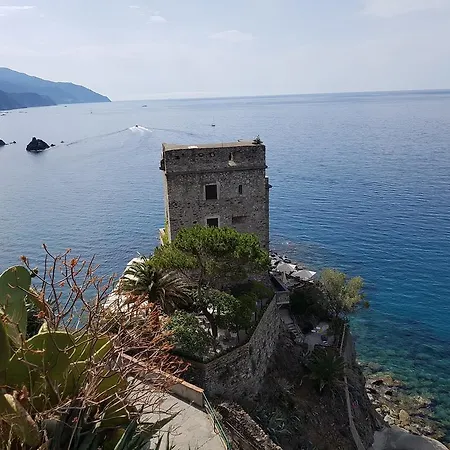 Pretty White House Monterosso al Mare