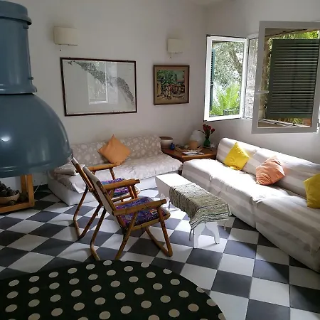 بيت للعطل Pretty White House